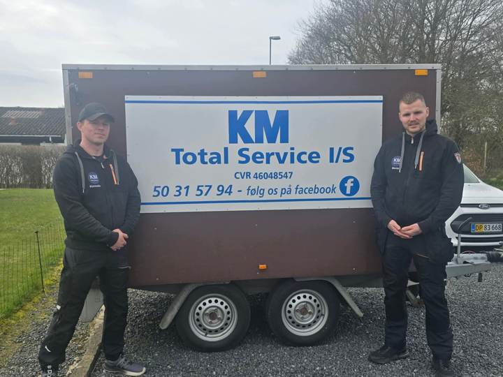 Kenneth og Martin fra KM Total Service ved firmaets trailer i Fjerritslev
