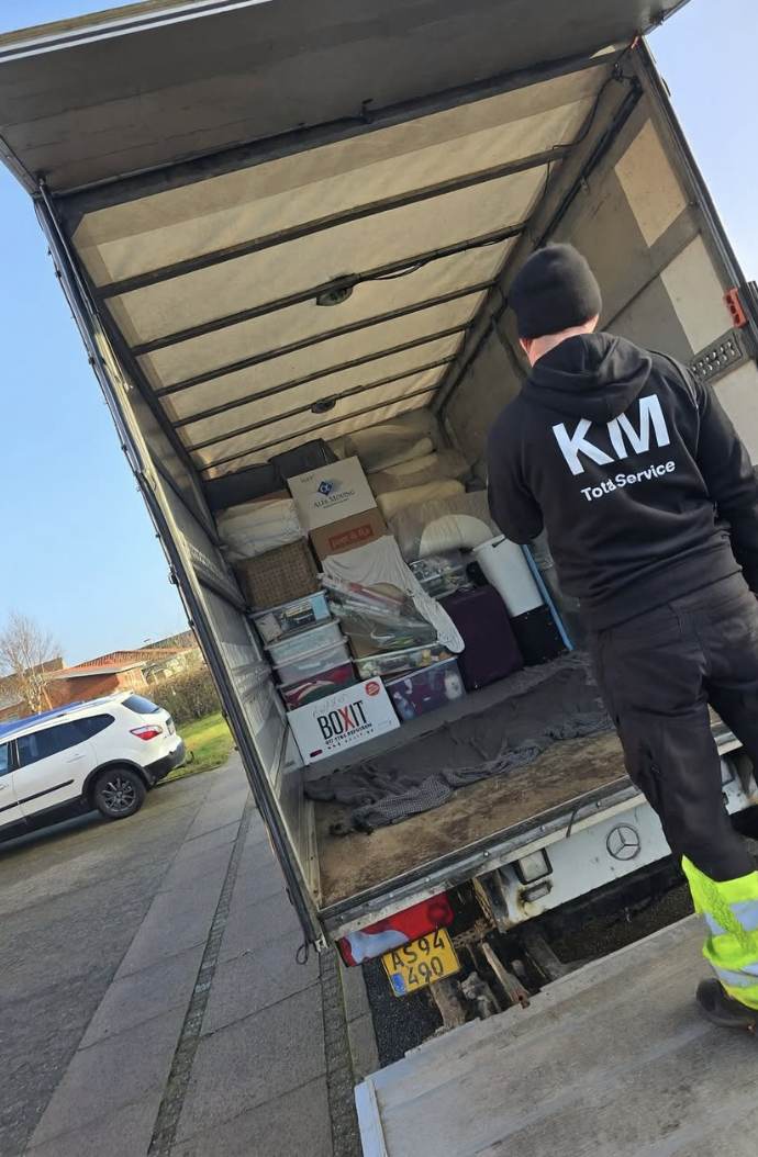 KM Total Service læsser flyttebil