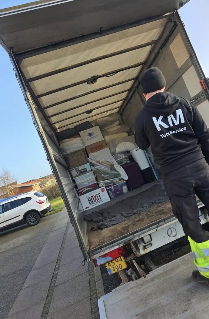 Flyttebil læsses af KM Total Service