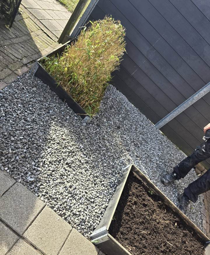 Granitskærver fyldt i bede